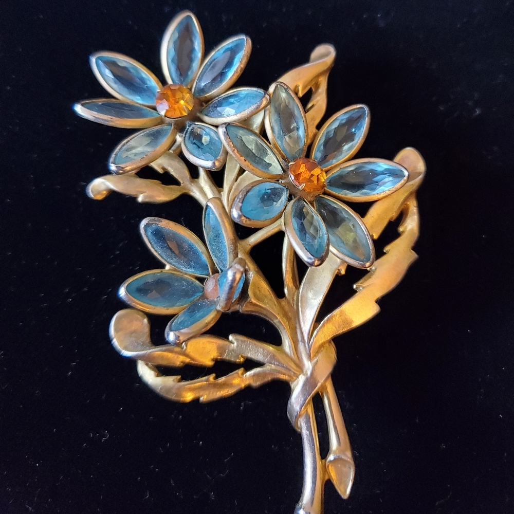 Aqua Glass Daisy Brooch Sculptural Gold Plated 1940s Realistic Floral
